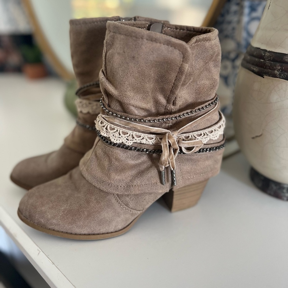 Fringe and detail tan ankle boots!!